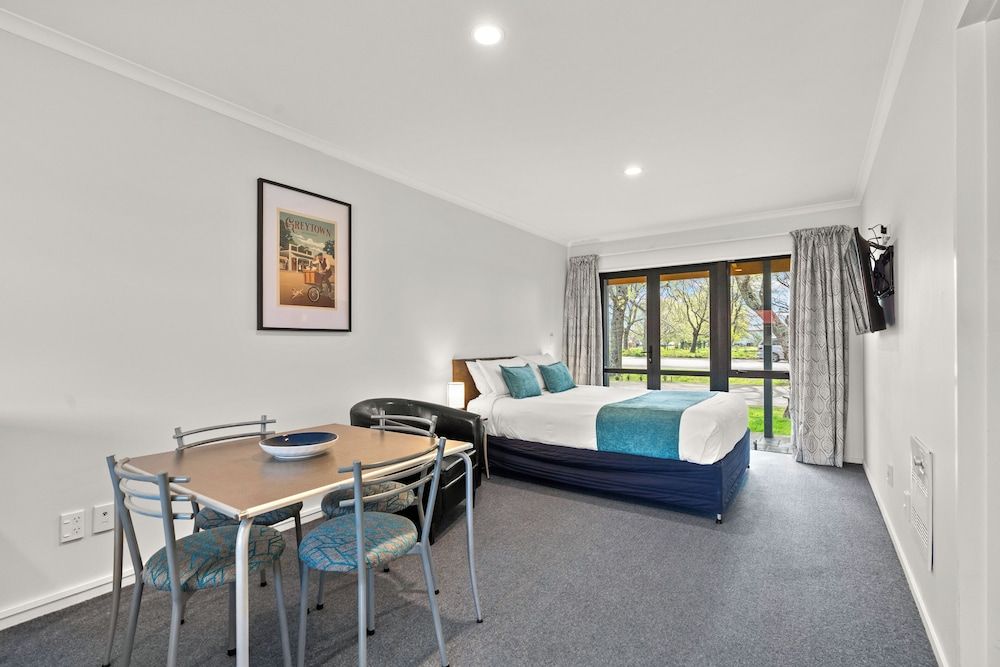 ASURE Oak Estate Motor Lodge One Bedroom Two Queens 3