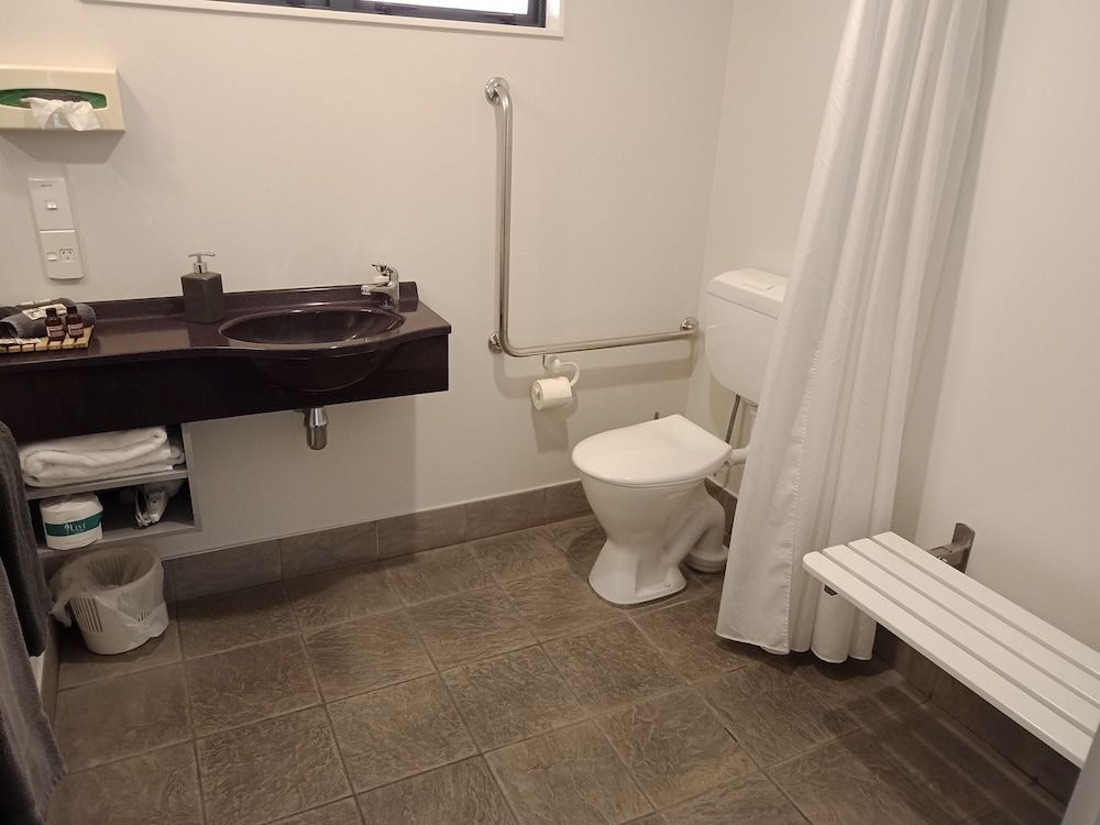 ASURE Oak Estate Motor Lodge Studio Access 4