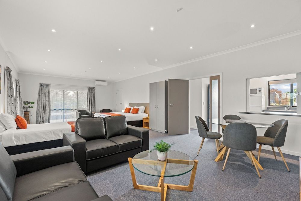 ASURE Oak Estate Motor Lodge Executive studio 4