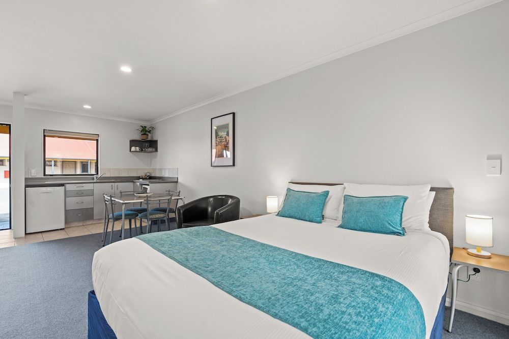 ASURE Oak Estate Motor Lodge One Bedroom Two Queens 2