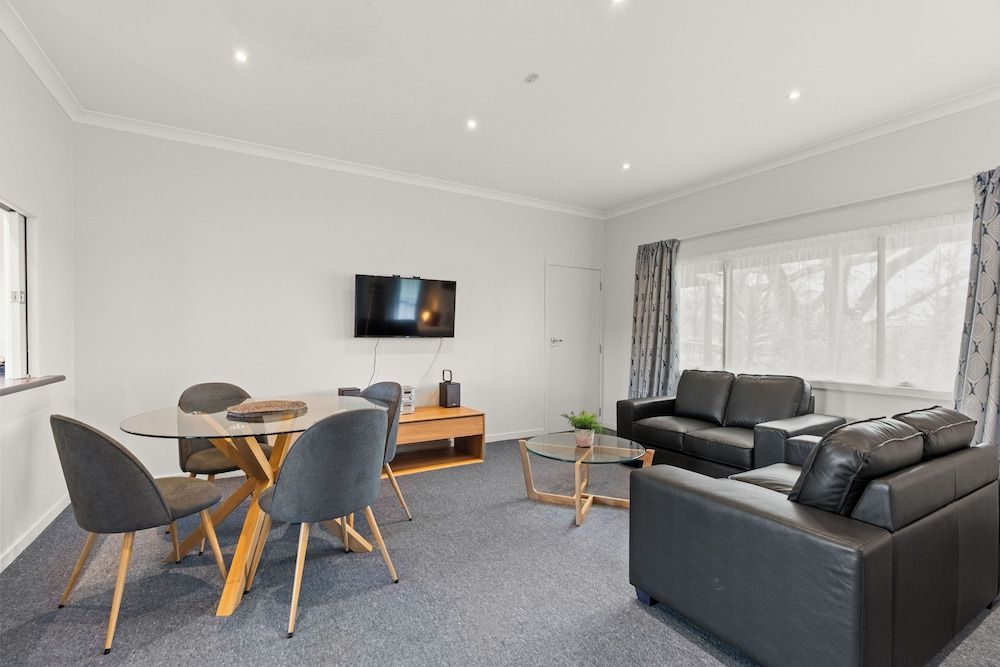 ASURE Oak Estate Motor Lodge Executive studio 6