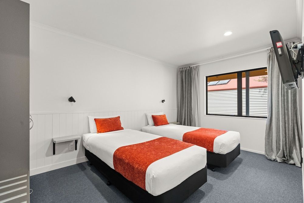 One Bedroom Twin