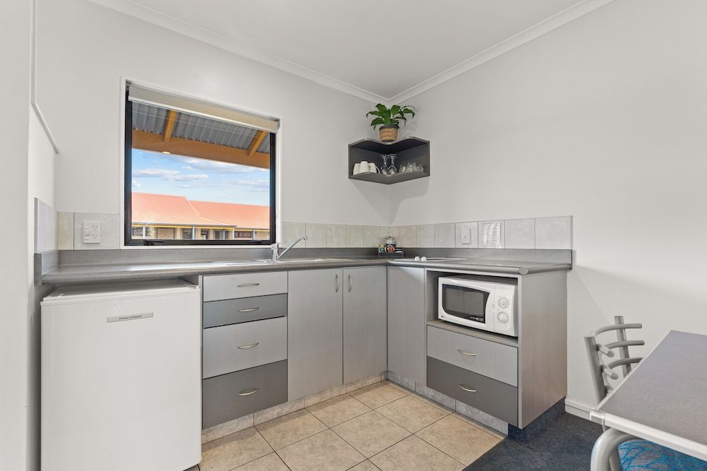 ASURE Oak Estate Motor Lodge One Bedroom Two Queens 5