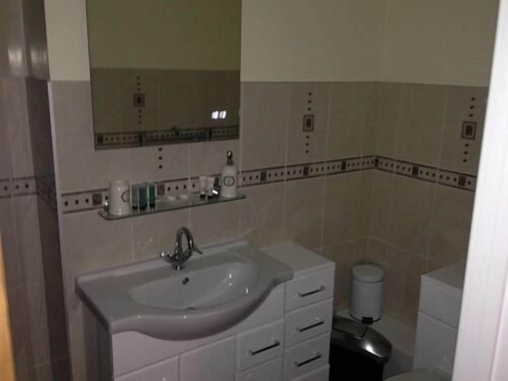 Mildmay Arms Superior Twin Room, Ensuite 5