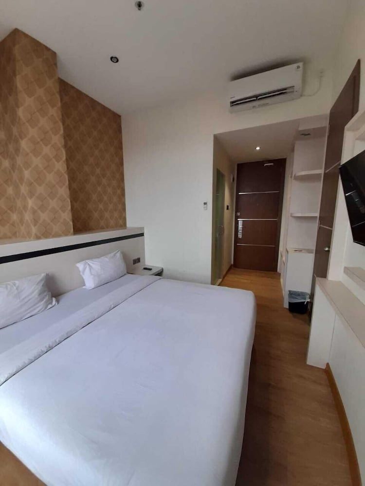 undefined Blitz Hotel Batam Centre 7