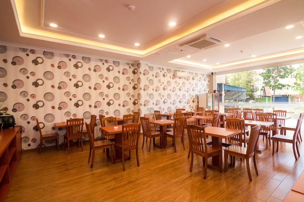 undefined Blitz Hotel Batam Centre 8