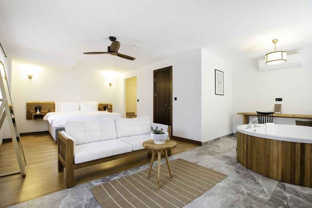 Junior Garden Suite with Hot Tub