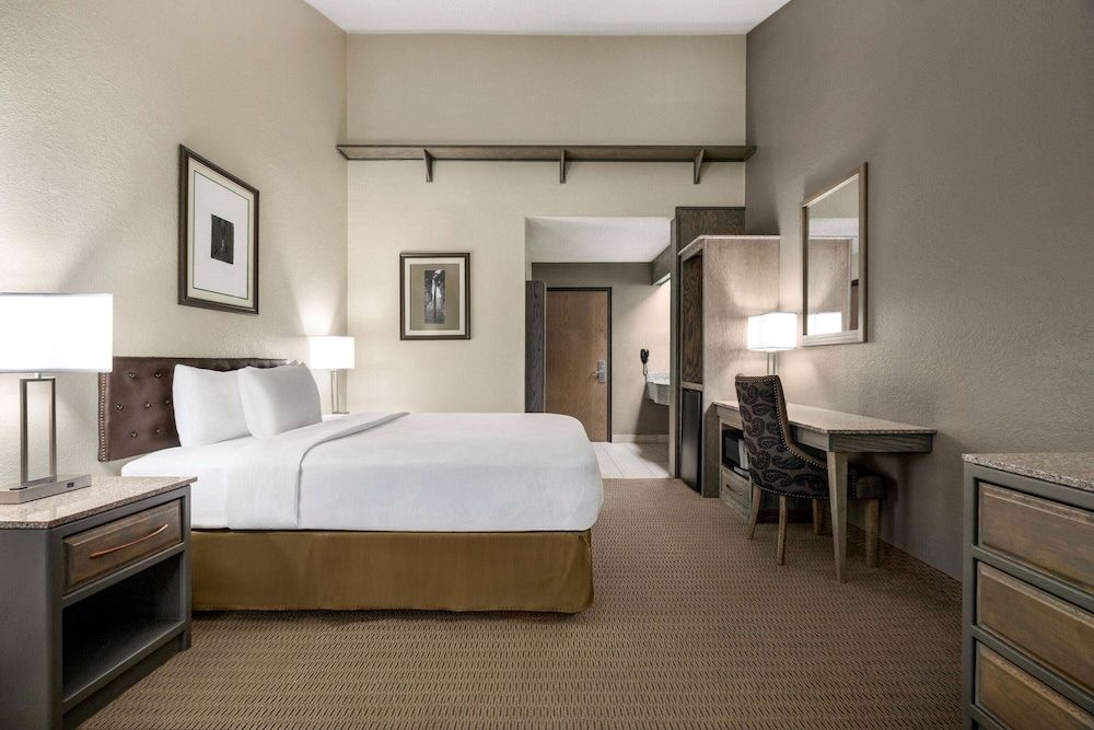 Deluxe Room, 1 Queen Bed, Non Smoking