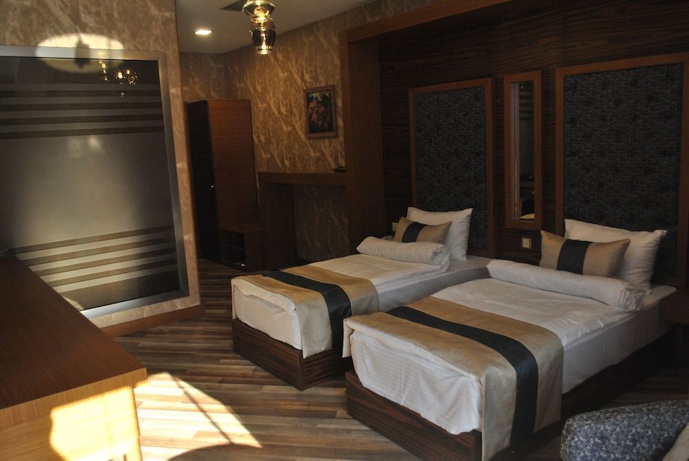 Manor Hotel Superior Twin Room 2