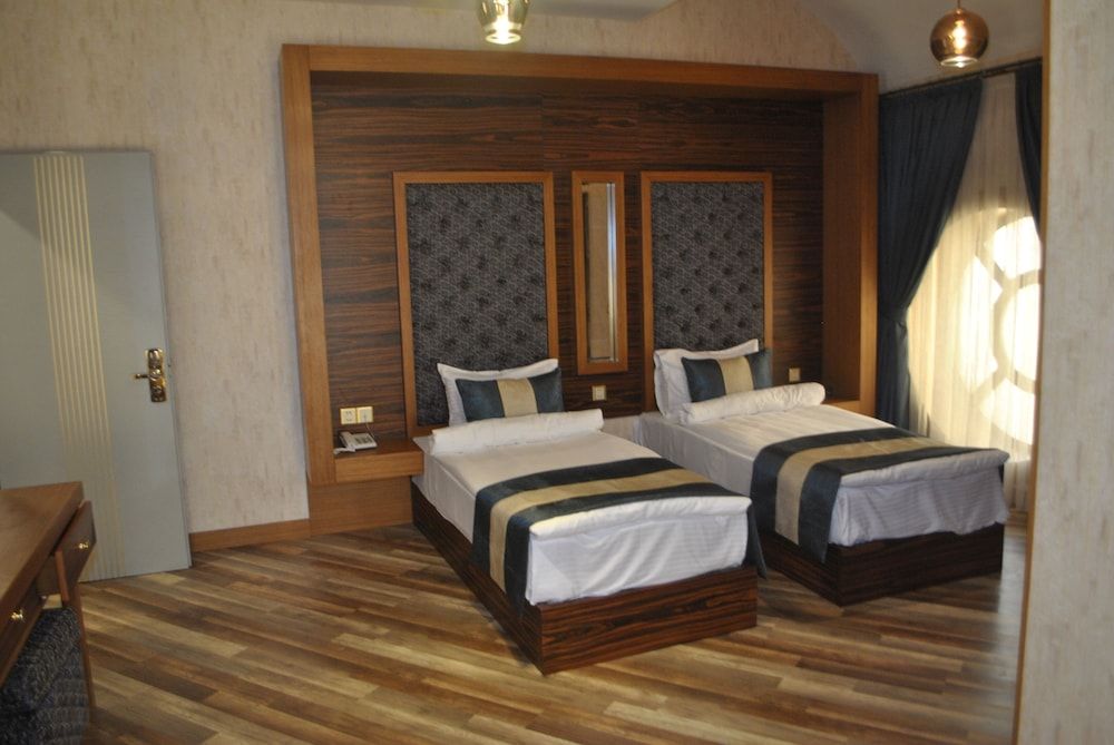 Manor Hotel Superior Twin Room 3