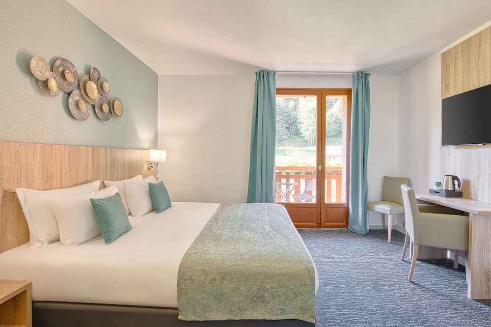 Les Hameaux De Lozere, Sure Hotel Collection by Best Western Classic Room, 1 King Bed, Bathtub, Garden View