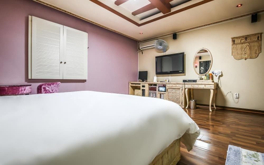 undefined Motel Nine 4