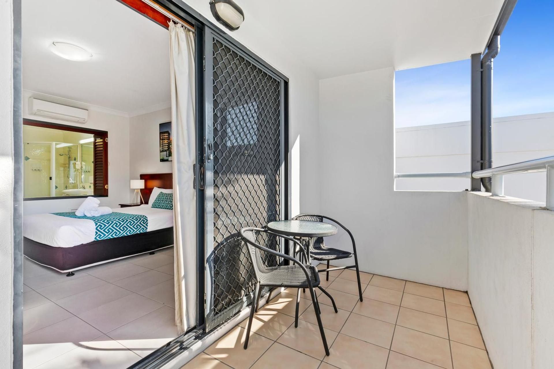 Coffee House Apartment Motel Deluxe Queen Room 2