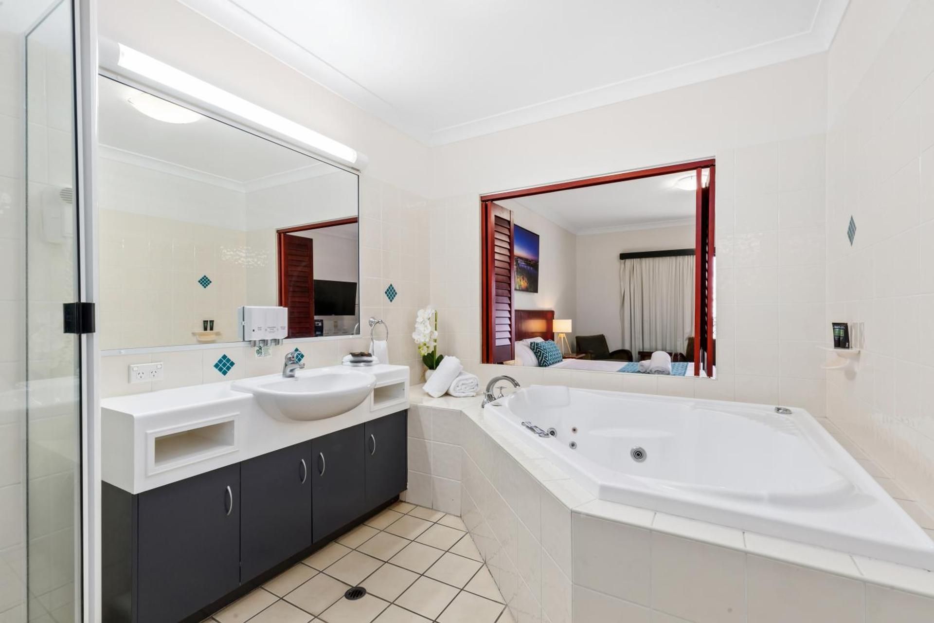 Coffee House Apartment Motel Deluxe Queen Room 3