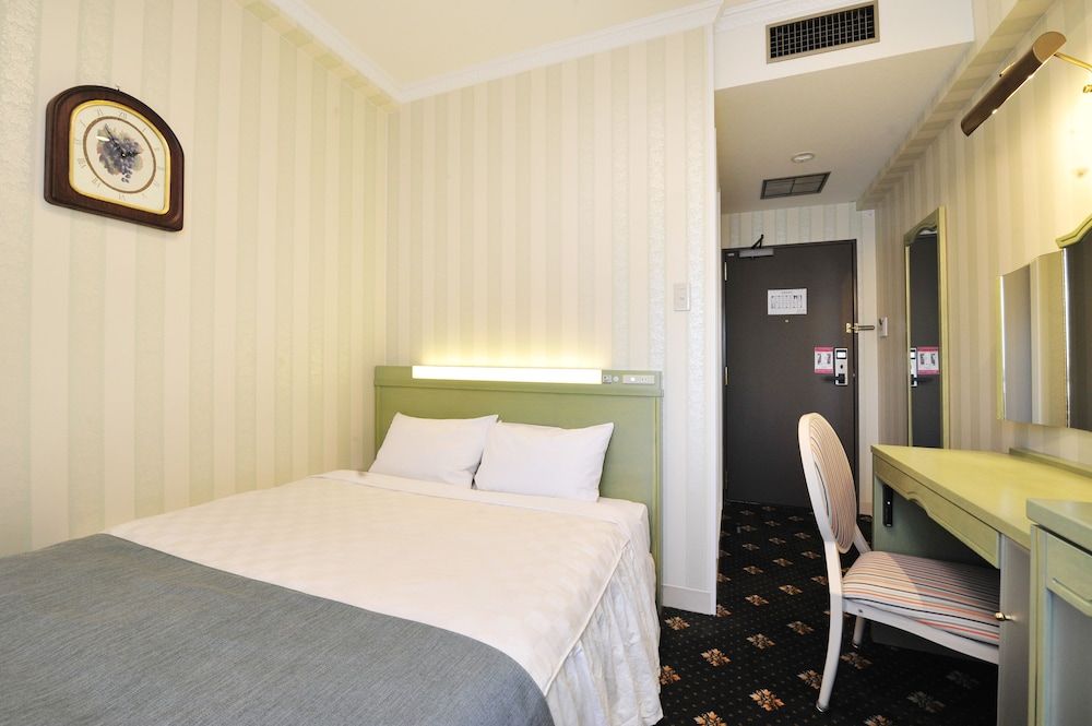 Double Room, Smoking