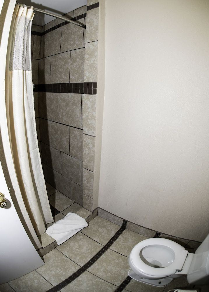 Budget Inn Standard Room, 1 King Bed, Non Smoking 7