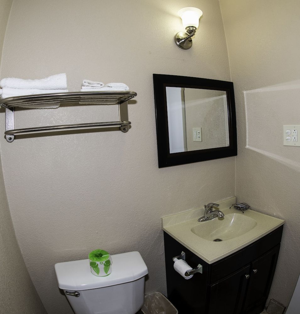 Budget Inn Standard Room, 1 King Bed, Non Smoking 6