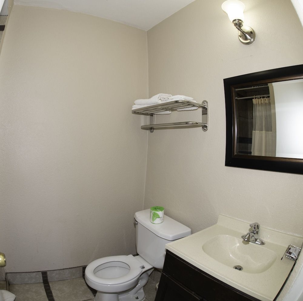 Budget Inn Standard Room, 1 King Bed, Non Smoking 4