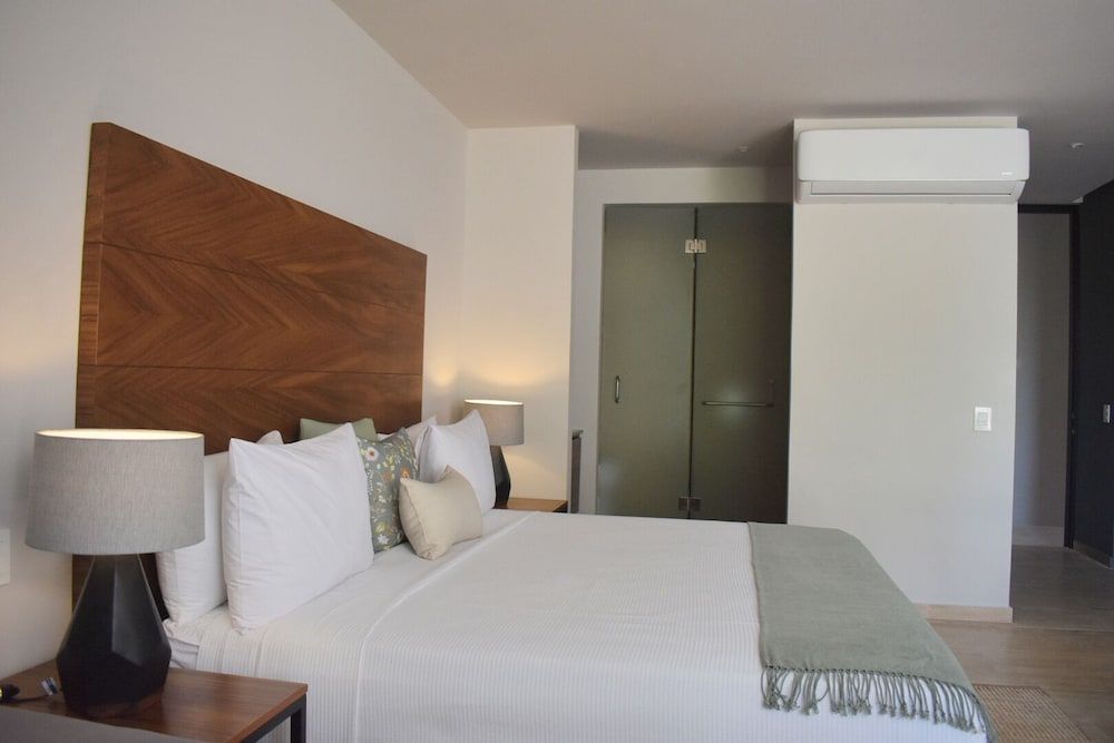 Kaab South Beach by The Spot Rentals Luxury Loft, 1 Bedroom, Balcony, Garden View 7