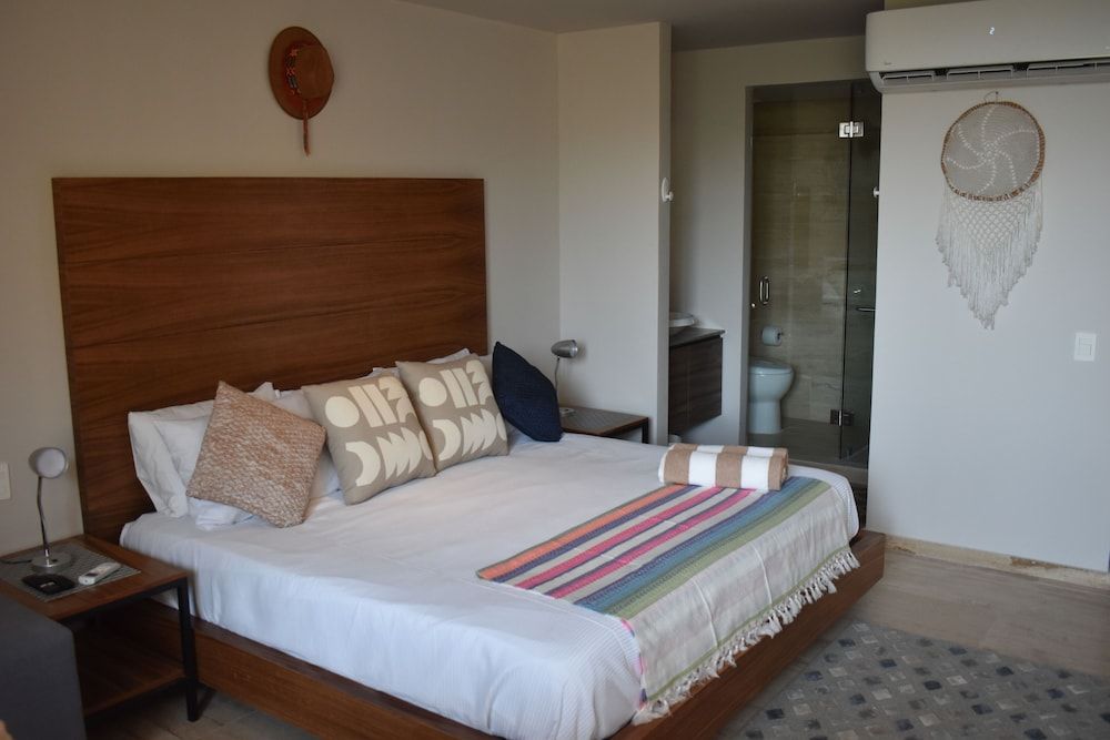 Kaab South Beach by The Spot Rentals Luxury Loft, 1 Bedroom, Balcony, Garden View 3