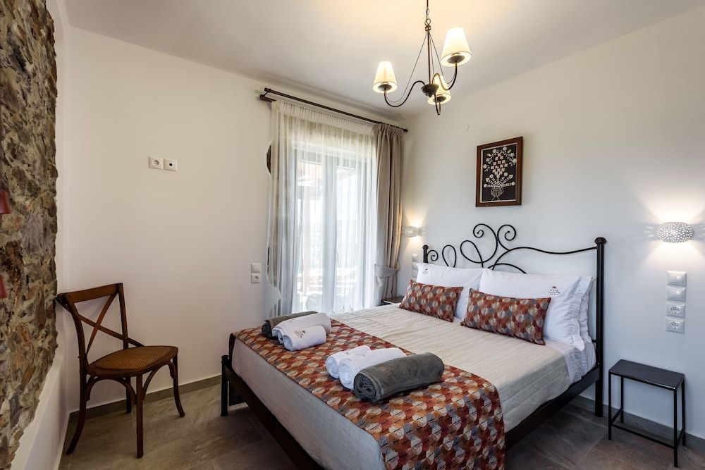 Traditional Suite, 1 Bedroom, Balcony, Mountain View (Christina)