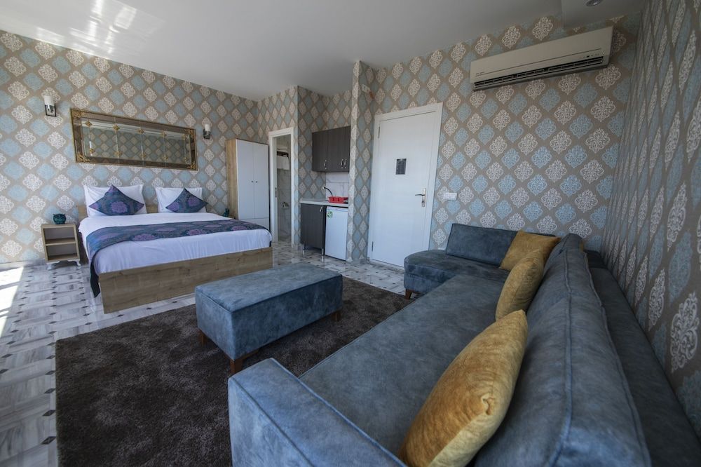 Royal Taksim Suites Deluxe Double Room with Balcony and Sea View 2