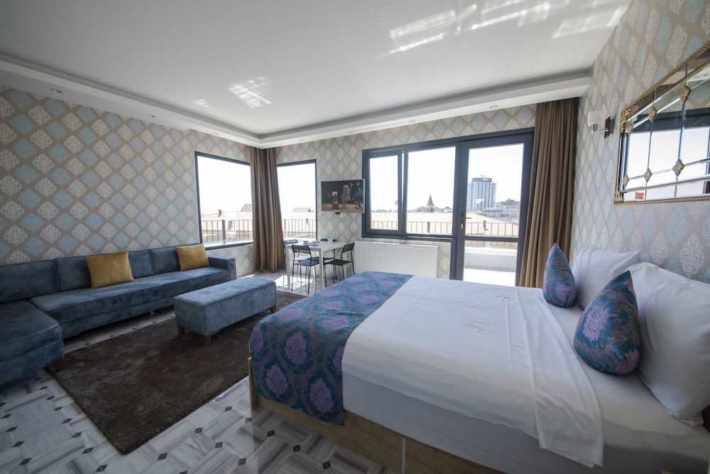 Royal Taksim Suites Deluxe Double Room with Balcony and Sea View