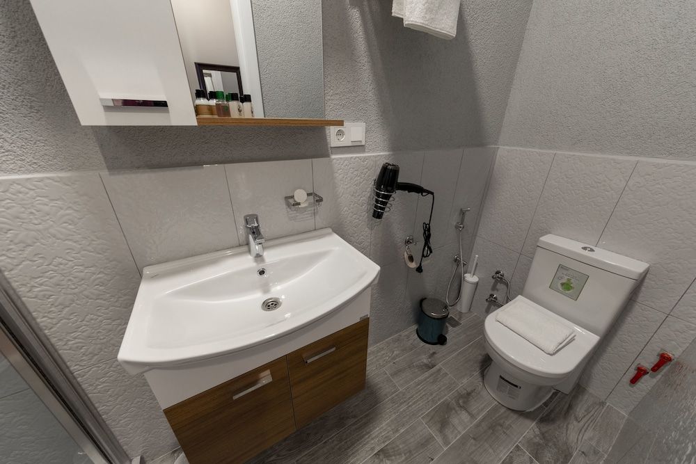 Royal Taksim Suites Queen Suite with Partial Sea View 14