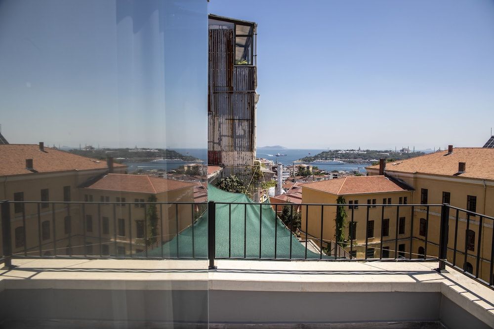 Royal Taksim Suites Deluxe Double Room with Balcony and Sea View 8