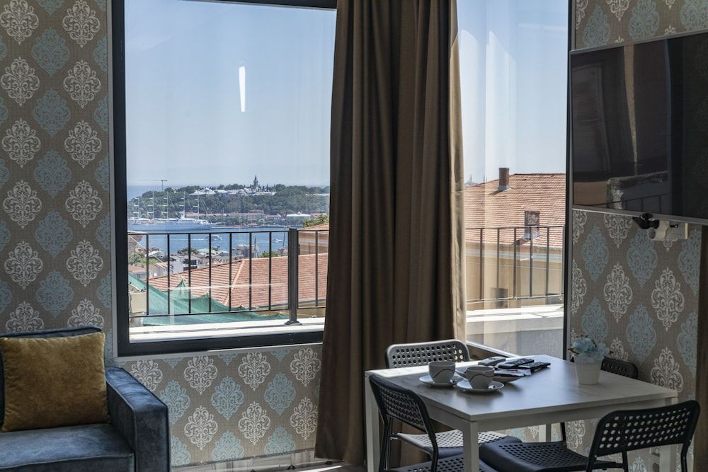 Royal Taksim Suites Deluxe Double Room with Balcony and Sea View 10