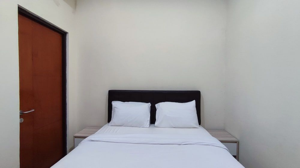 Atmosfer Guest House Sentul by Ruang Nyaman Deluxe Room 4