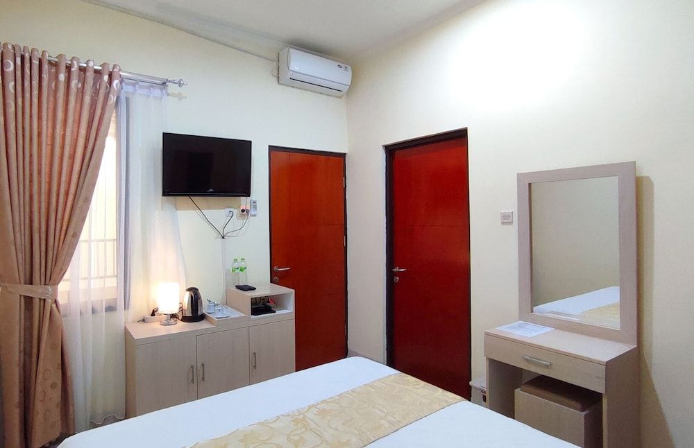 Atmosfer Guest House Sentul by Ruang Nyaman Grand Deluxe Room 6