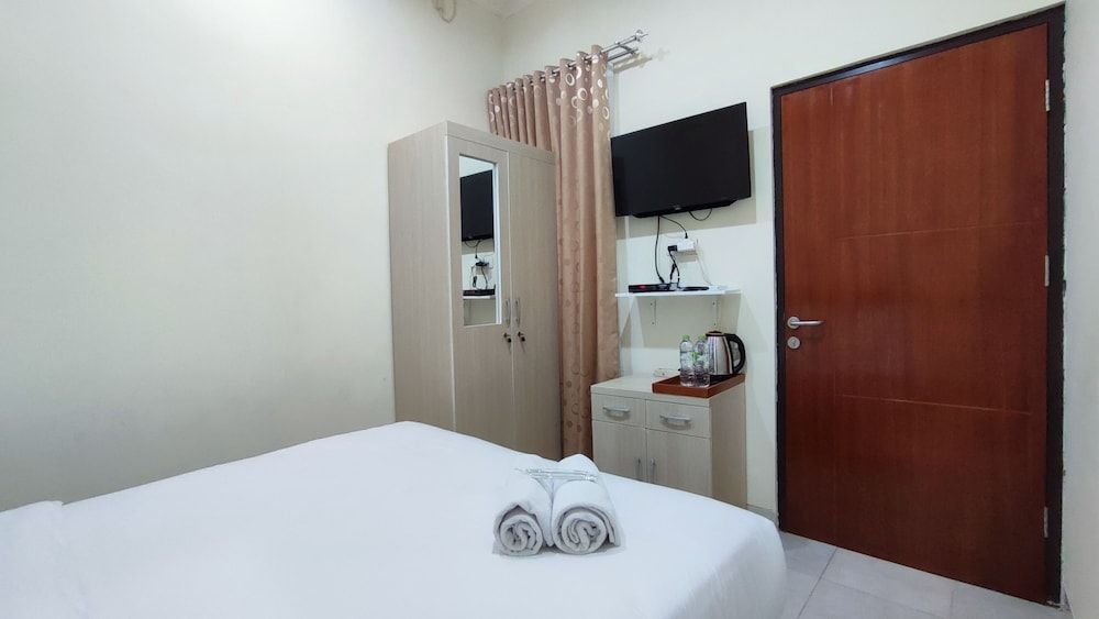 Atmosfer Guest House Sentul by Ruang Nyaman Deluxe Room 3