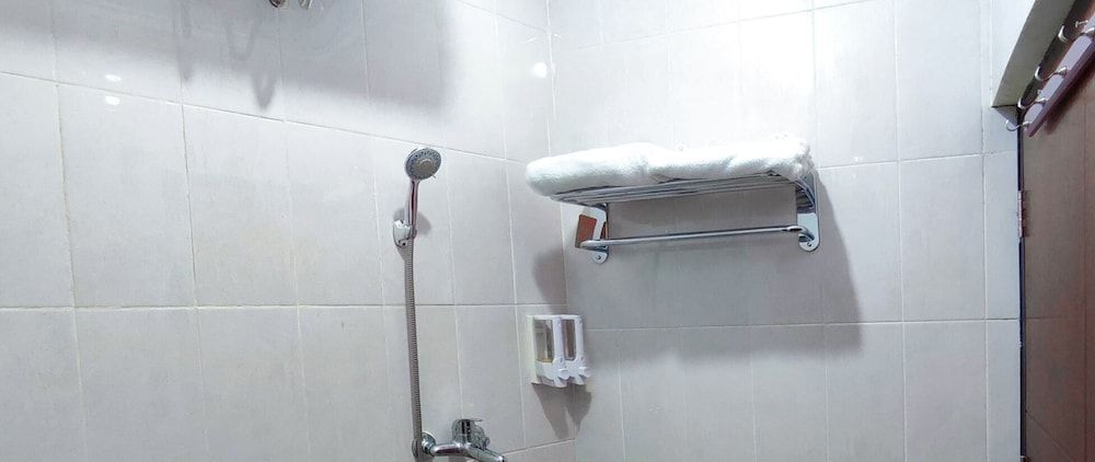 Atmosfer Guest House Sentul by Ruang Nyaman Grand Deluxe Room 8