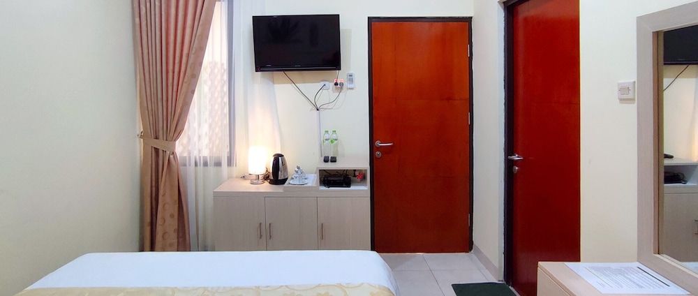 Atmosfer Guest House Sentul by Ruang Nyaman Grand Deluxe Room 4