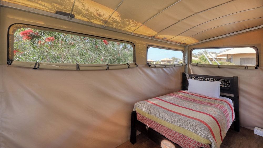 Dubbo Rhino Lodge Deluxe Tent, Garden View 2