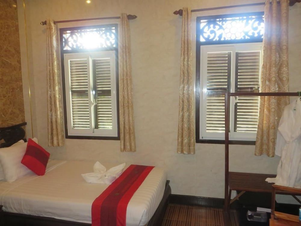 Luangprabang River Lodge Deluxe Twin Room, 1 Twin Bed, River View 3