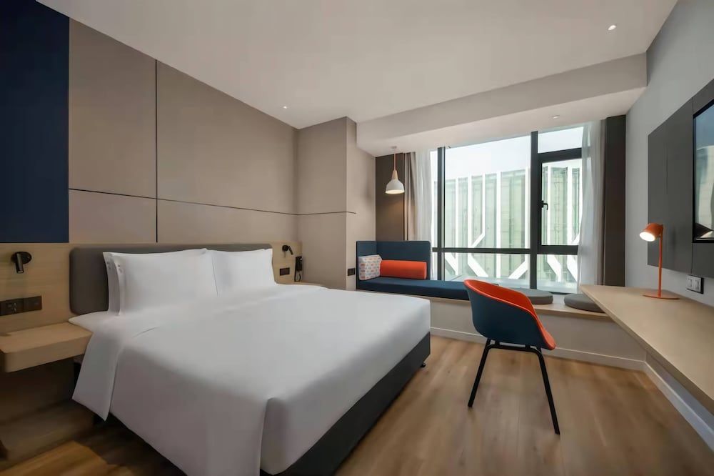 Standard Room, 1 King Bed (Extra Floor Space)