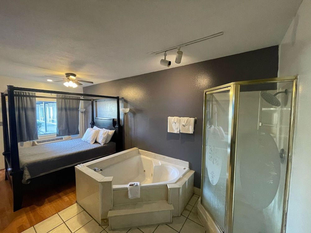 Romantic Single Room, 1 Queen Bed, Hot Tub, Garden View