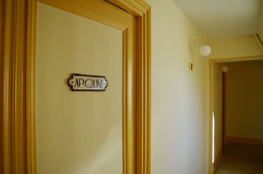 Room (Apoline)