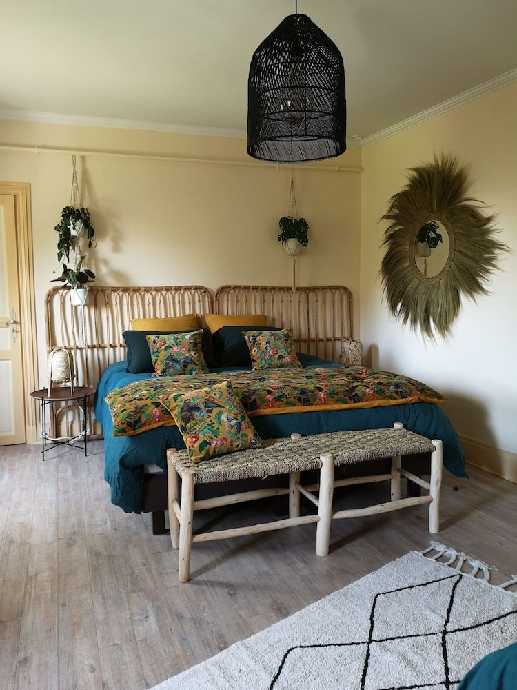 Room (Apoline)