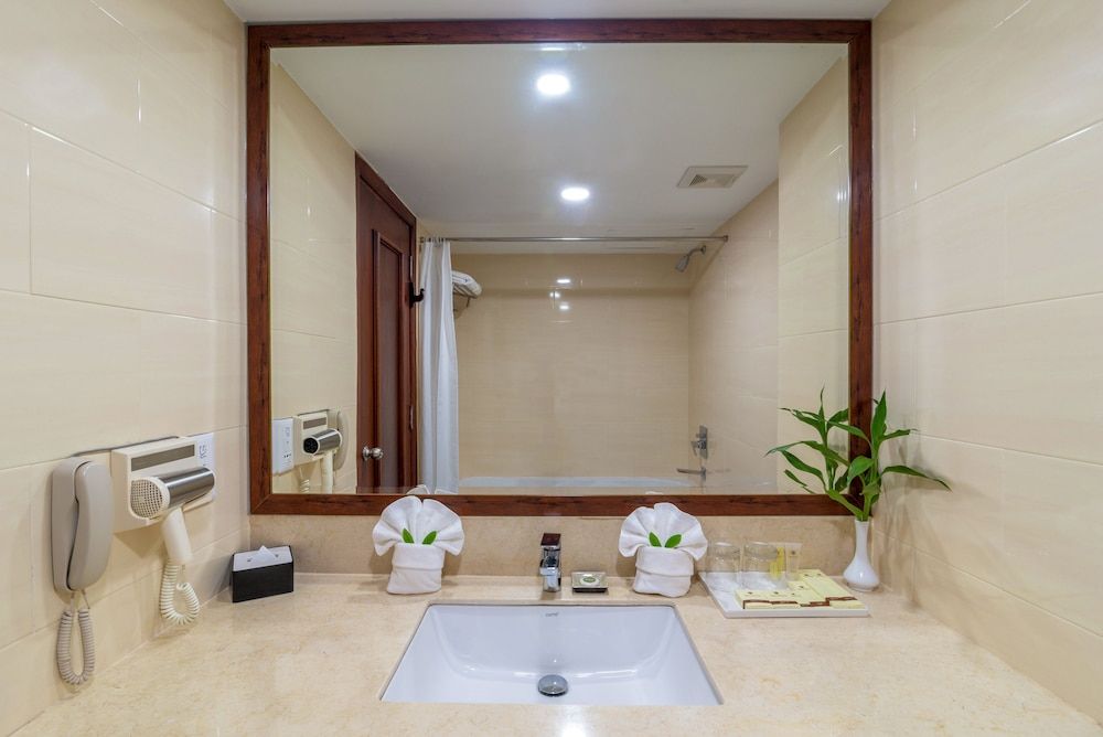 Hotel de la Renaissance Superior Double or Twin Room, Bathtub, Balcony 10