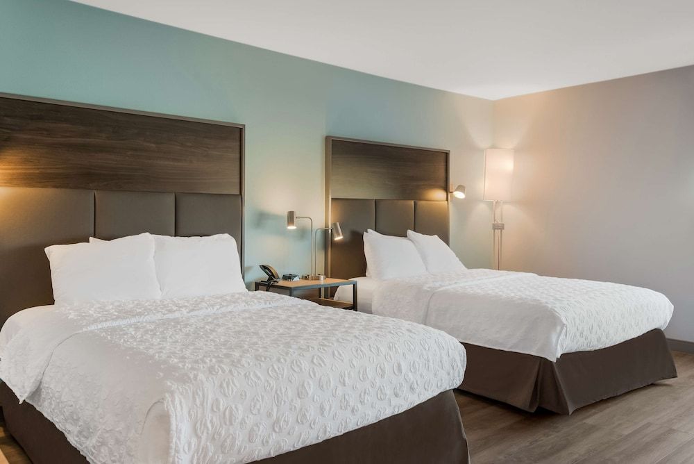 Room, 2 Queen Beds, Accessible, Bathtub