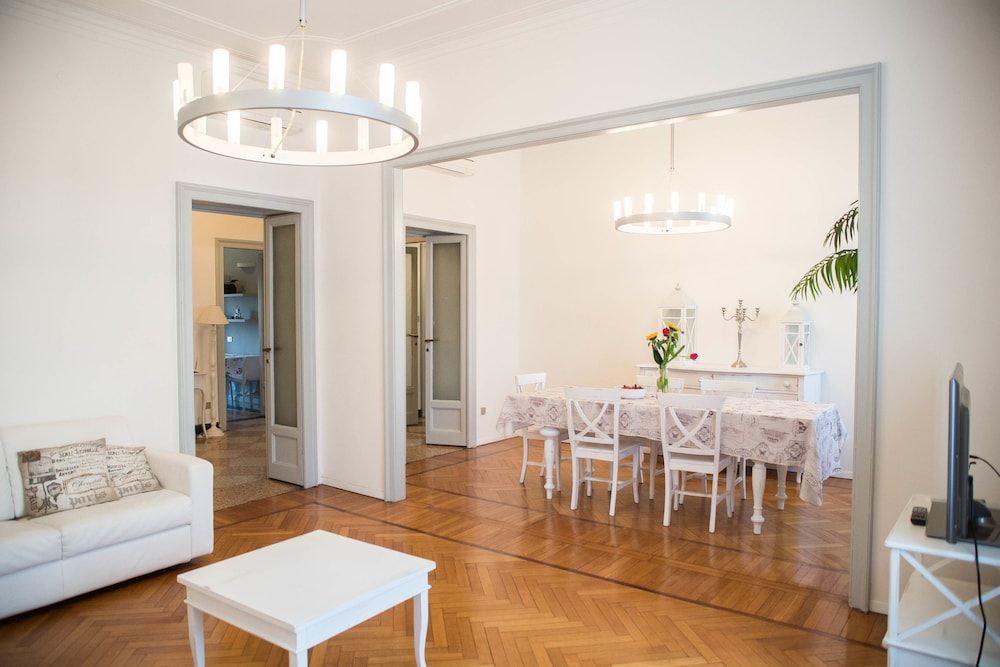 undefined Adelaide 5