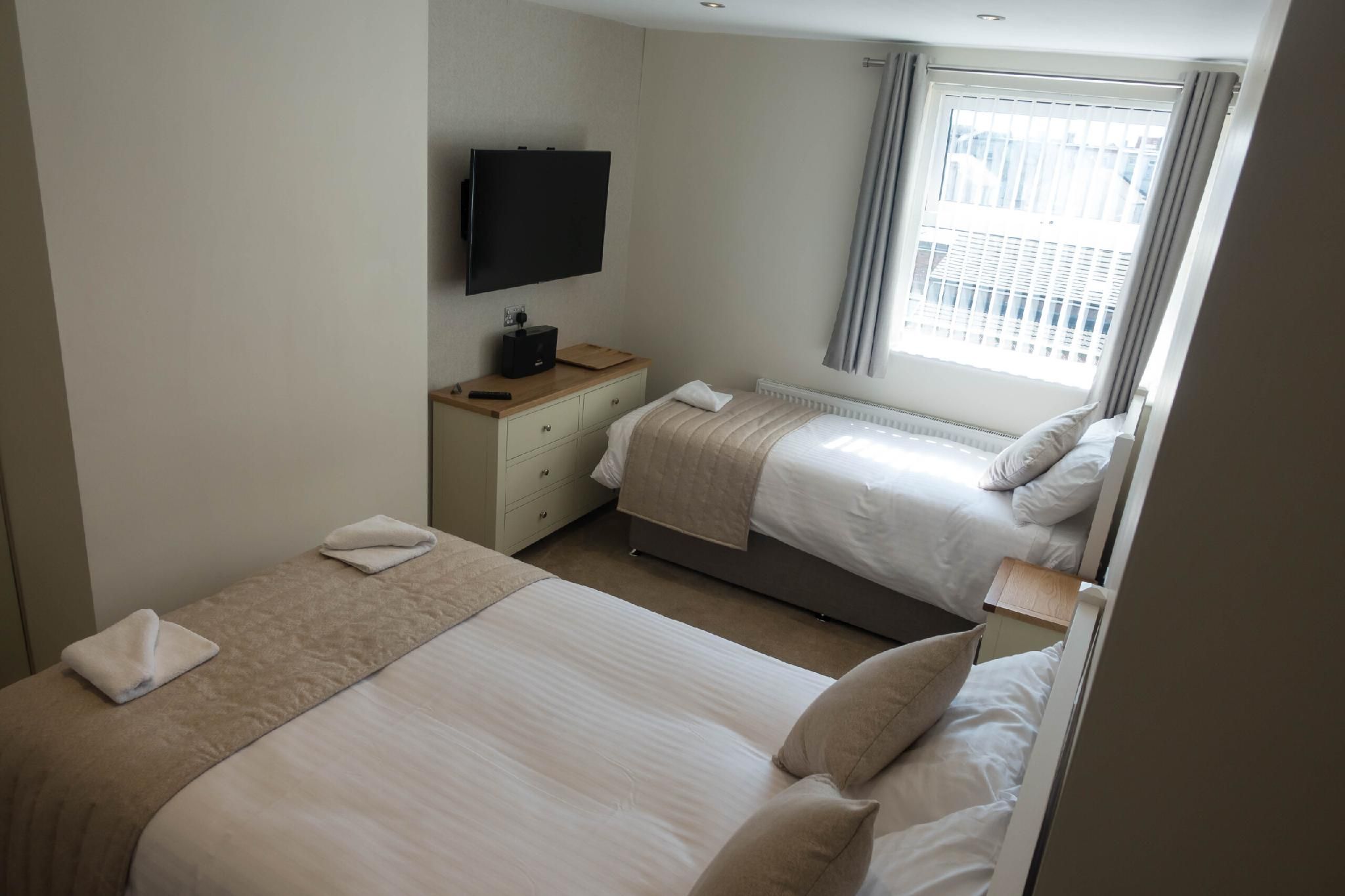 Triple room-Standard-Ensuite with Shower-Triple Room