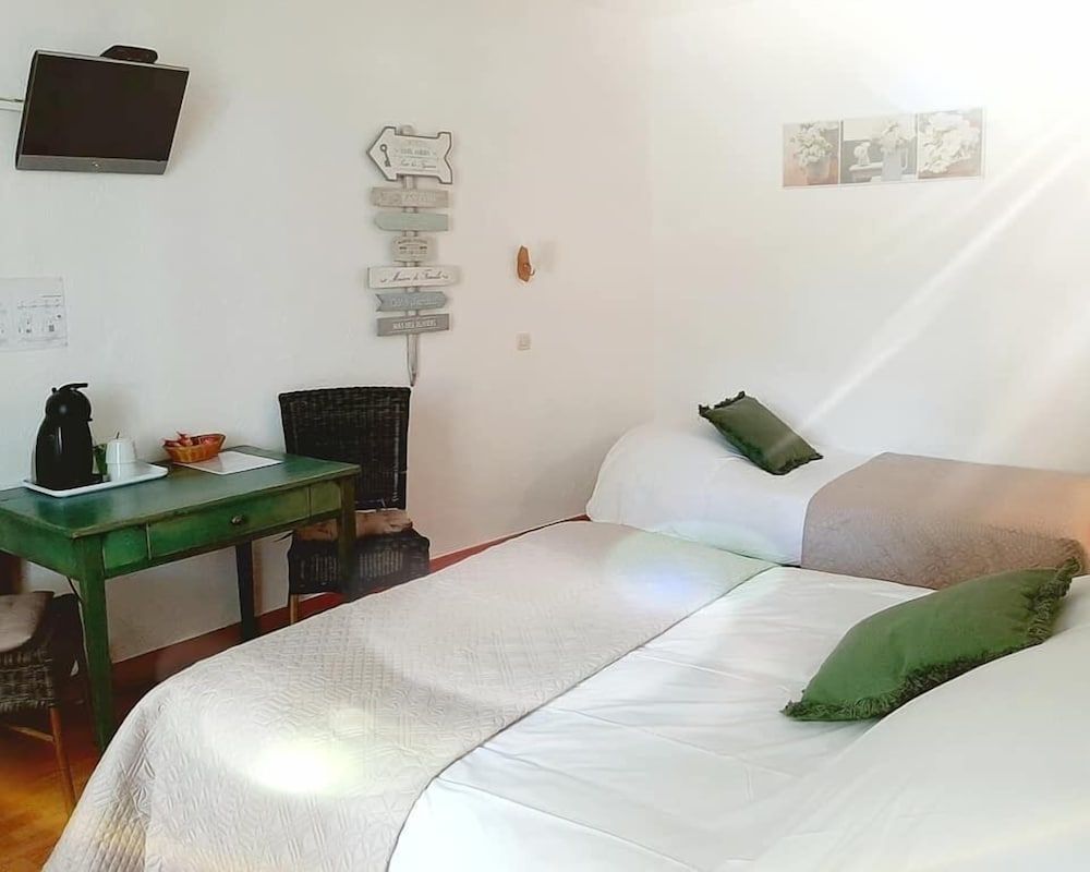 Hotel Restaurant Le Goût des Hôtes Triple Room, Multiple Beds, Non Smoking 2