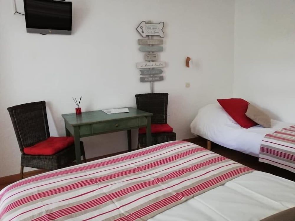 Hotel Restaurant Le Goût des Hôtes Triple Room, Multiple Beds, Non Smoking 3