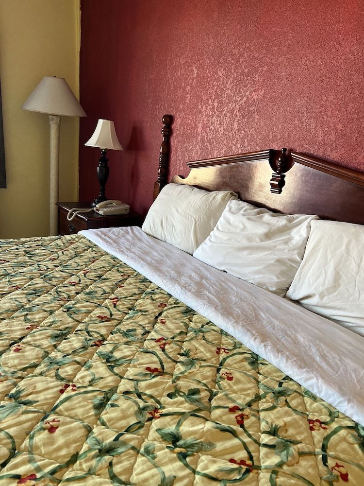 Ross Motel Deluxe Room, 1 King Bed, Smoking 2