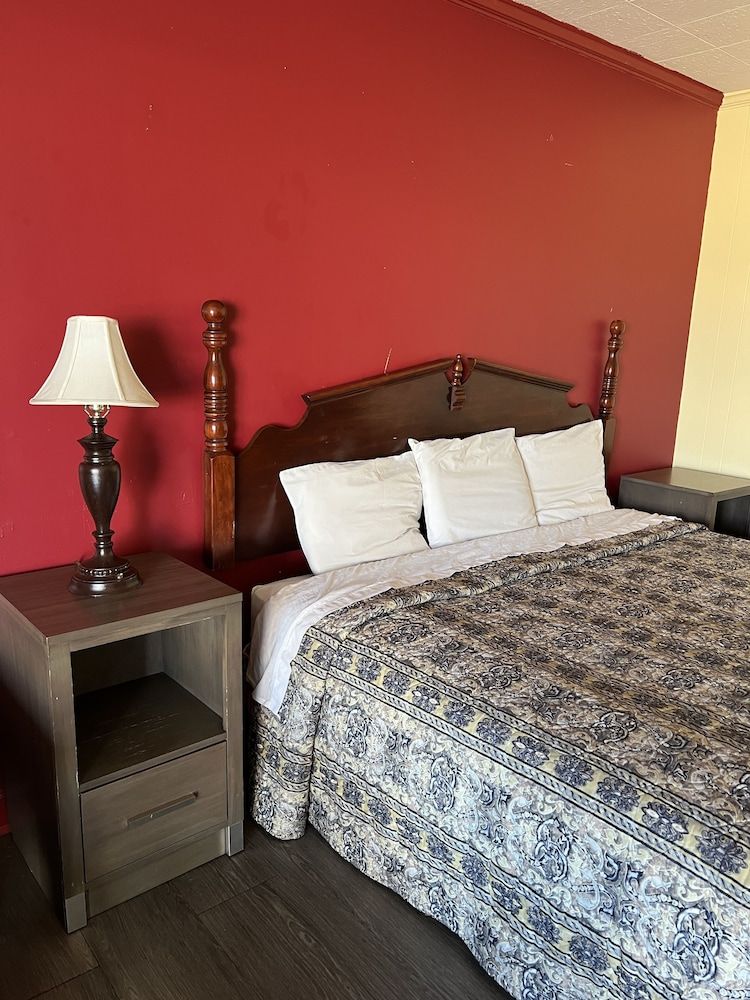 Ross Motel Deluxe Room, 1 King Bed, Smoking 3