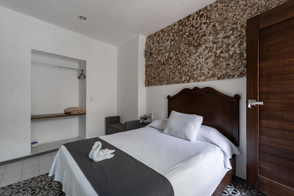 Deluxe Room, 1 Queen Bed, Private Bathroom, City View